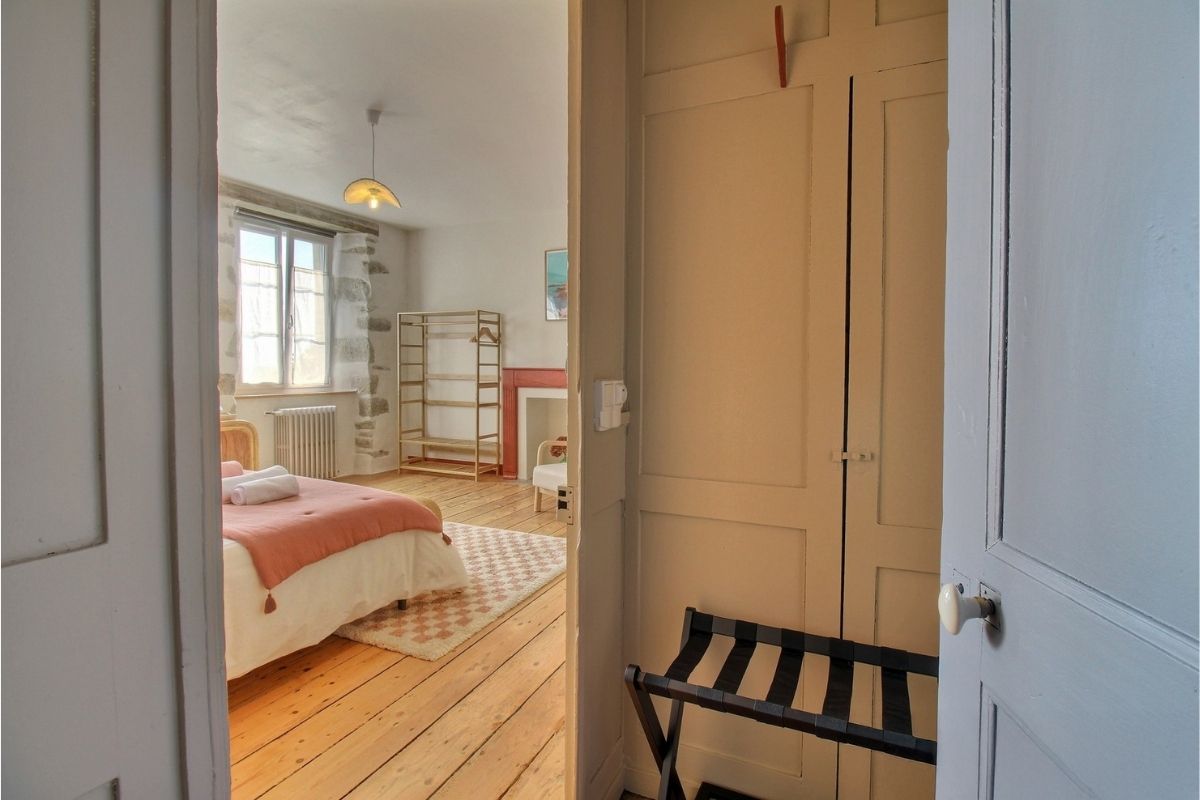 detail rangements chambre rose chambres hotes finistere